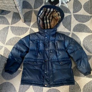 - Burberry boys puffer jacket navy blue size 6 years old. Small rip by zipper.